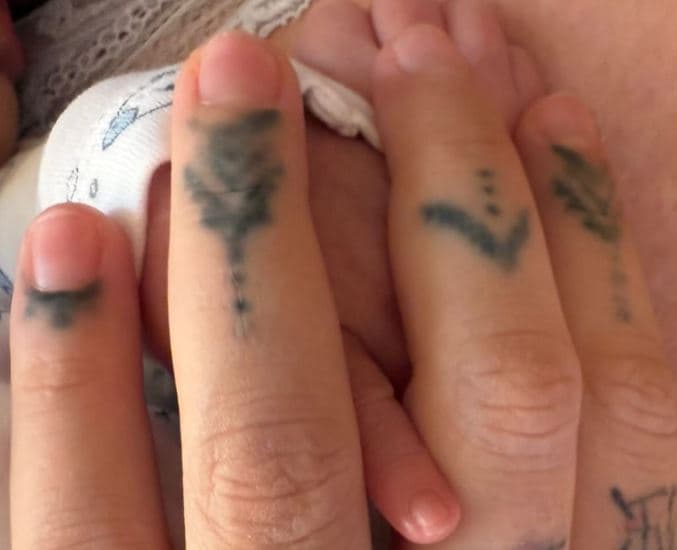 Dafina Zeqiri emocionohet pas lindjes: Nënat janë heroinat e botës