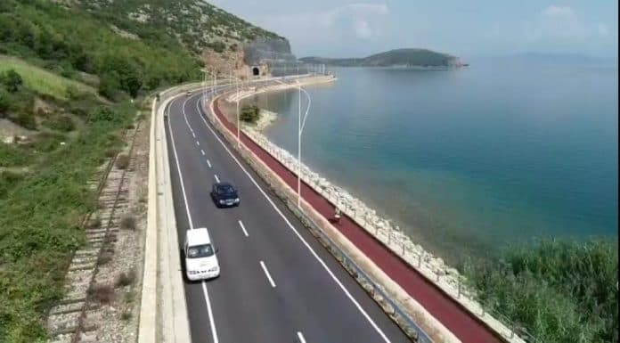 Makina i del nga kontrolli dhe përfundon në liqe, vdes 34-vjeçari në Pogradec