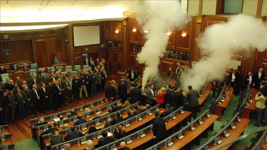 Mungon prokurori, dështon seanca ndaj Sveçlës & Co për gazin lotsjellës në Kuvend