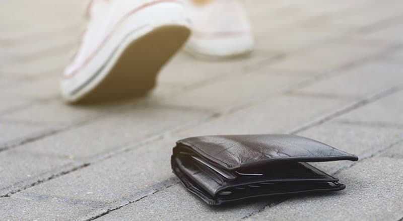  Qytetari nga Klina dorëzon në polici kuletën e gjetur me 1 mijë e 700 euro në të