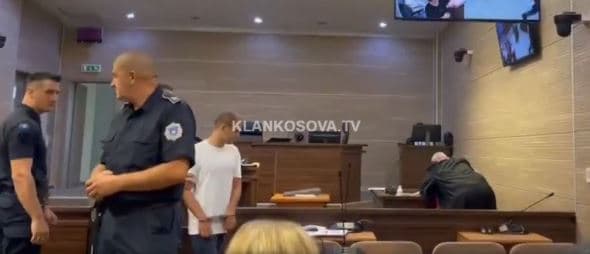 "Fëmijët treguan se “babi e ka mbajtë për dore mamin kur u vra"