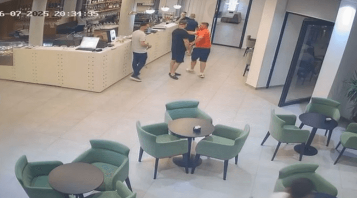 Pezullohet nga detyra polici që rrahu kamarierin në Vlorë