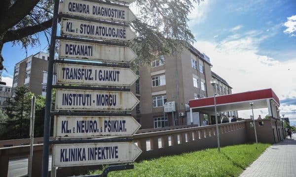 Vdes në QKUK gruaja që u aksidentua ditë më parë në Fushë Kosovë