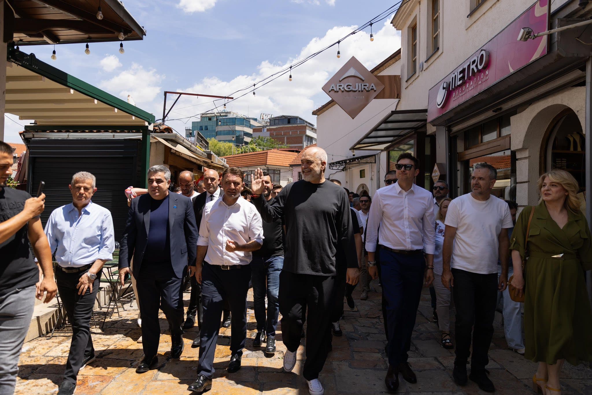 Pas Samitit, Rama ia jep një xhiro kah “Çarshia e vjetër” e Shkupit
