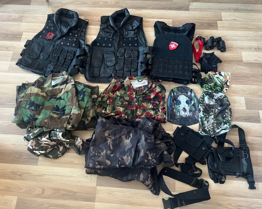 U pa në foto me armë, policia e arreston të dyshuarin në Shtime – i gjenden dy uniforma ushtarake
