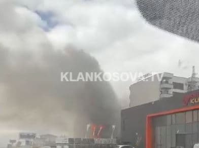 Pamje nga zjarri që shpërtheu në një fabrikë në hyrje të Prishtinës