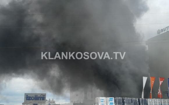 Zjarr në një fabrikë në hyrje të Prishtinës, intervenojnë zjarrfikësit (VIDEO)