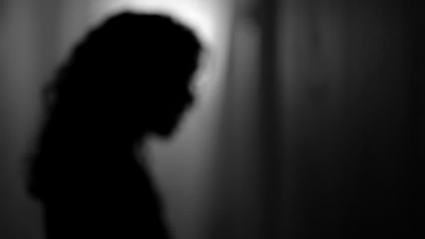 Babai i të miturës që u gjet me dy të rritur ankohet se rreshteri dha kontroll mjekësor dhe i liruan të dyshuarit
