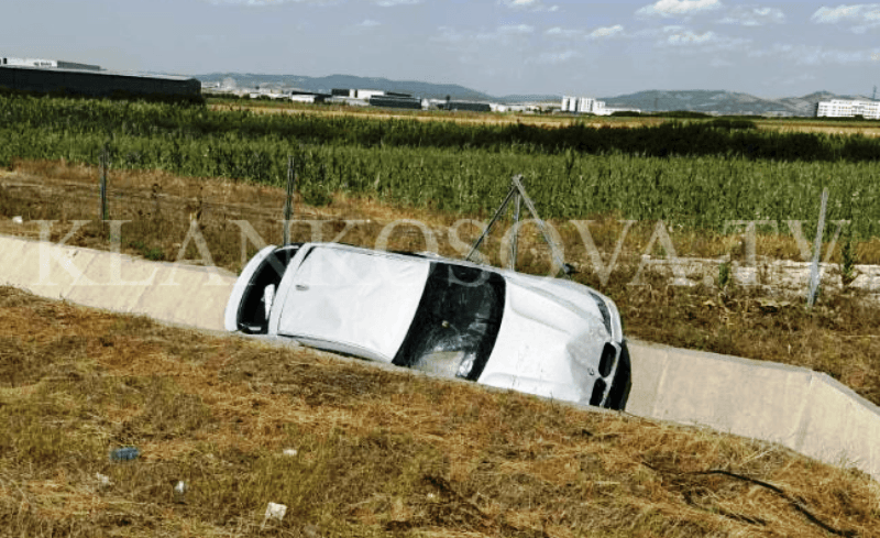 Aksident i rëndë në autostradën “Arbën Xhaferi”, njëra veturë përfundon jashtë rrugës në kanal (PAMJE)