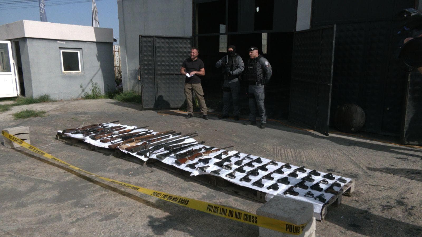 Policia fton qytetarët të festojnë pa armë