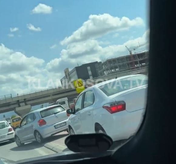 Shoferët rrezikojnë trafikun duke vozitur në shiritin e biçikletave (VIDEO)
