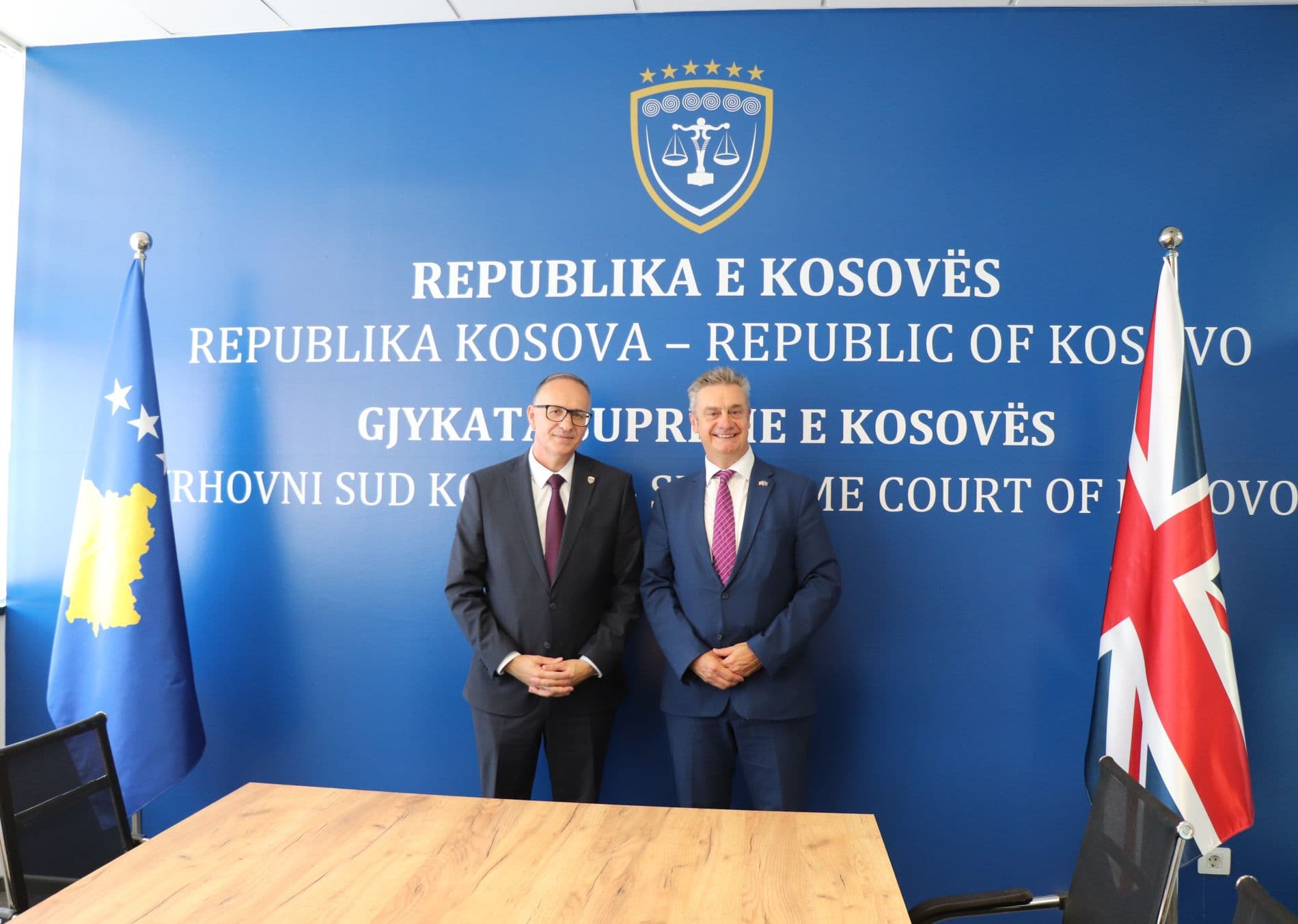 Ambasadori britanik rithekson mbështetjen për Gjykatën Supreme
