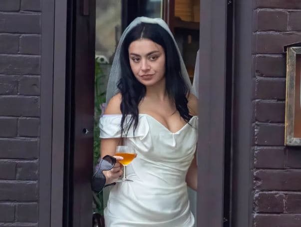 Martohet zyrtarisht Charli XCX