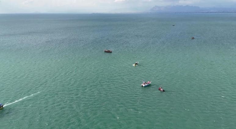 Vdiq duke shpëtuar turistët, vazhdojnë kërkimet për gjetjen e trupit të kapitenit të anijes