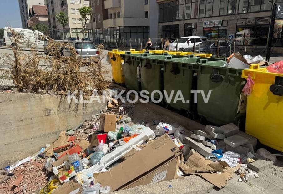 Qytetarët ankohen për kontejnerë të vendosur para ndërtesës, komuna e Fushë Kosovës përgjigjet për Klankosova.tv