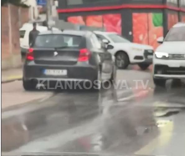 Manovër e rrezikshme në Prishtinë, shoferi kalon mbi trotuar për të parakaluar (VIDEO)