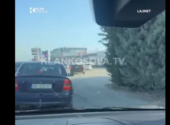 Trotuaret si rrugë të dytë, shoferët i shfrytëzojnë për të ikur nga kolona (VIDEO)