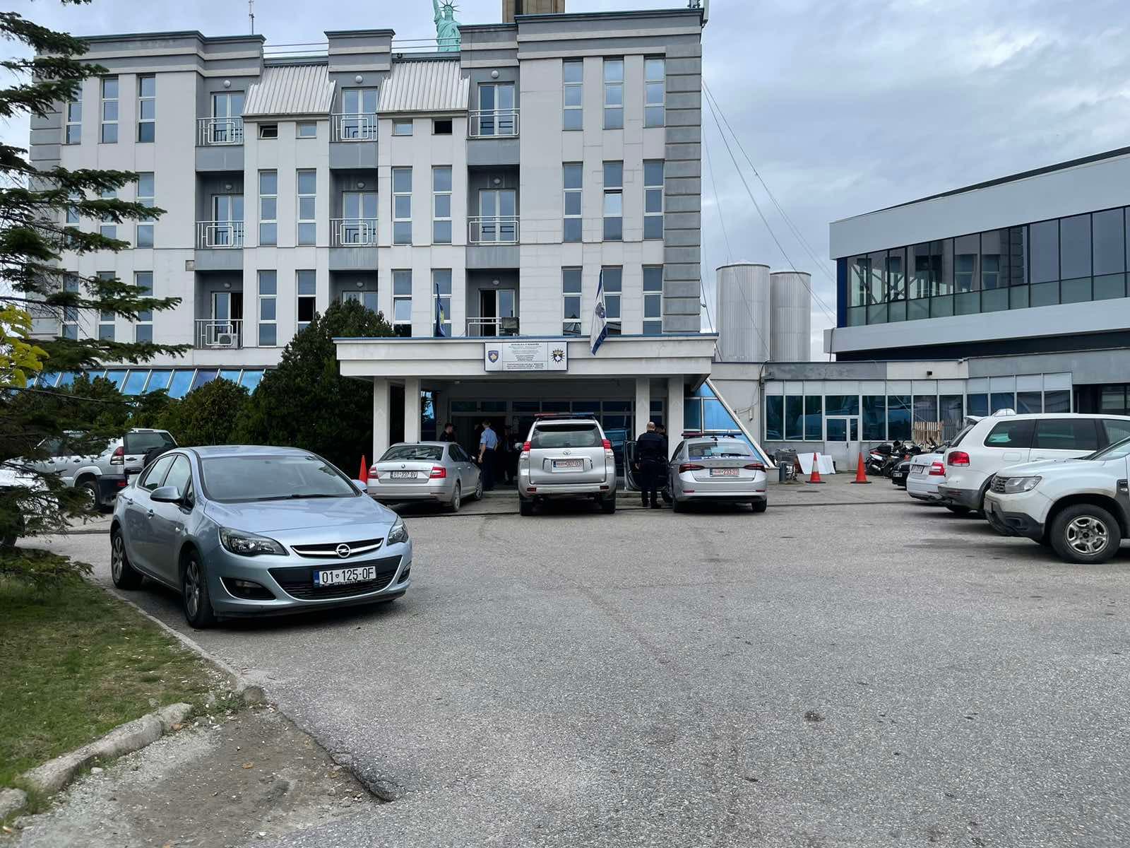 Dorëzohet i dyshuari për tentativë vrasjeje në Prishtinë, i sekuestrohet arma