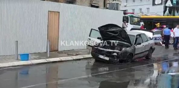 Digjet vetura në Prishtinë, intervenojnë policia dhe zjarrfikësit (VIDEO)