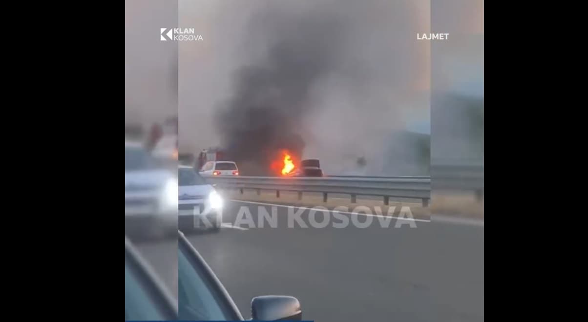 Shpërthen zjarri në një veturë në autostradën "Ibrahim Rugova" (VIDEO)
