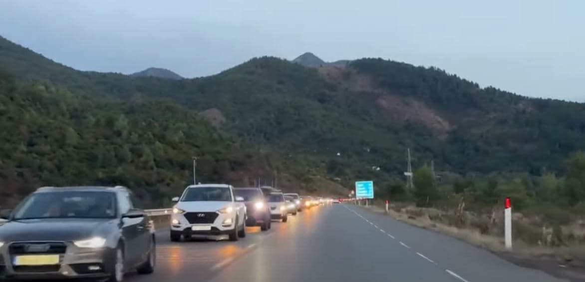 Kolona të gjata në "Rrugën e Kombit", kosovarët largohen nga plazhet