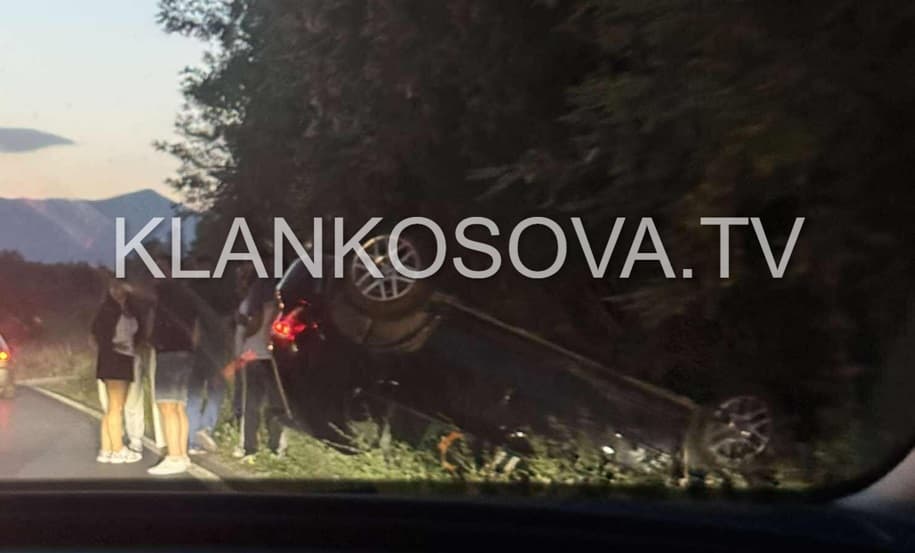 Aksident në rrugën Klinë-Pejë, vetura rrokulliset dhe del nga rruga