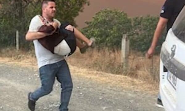 Gramsh: Polici hyn në mes të flakës për ta shpëtuar të moshuarën