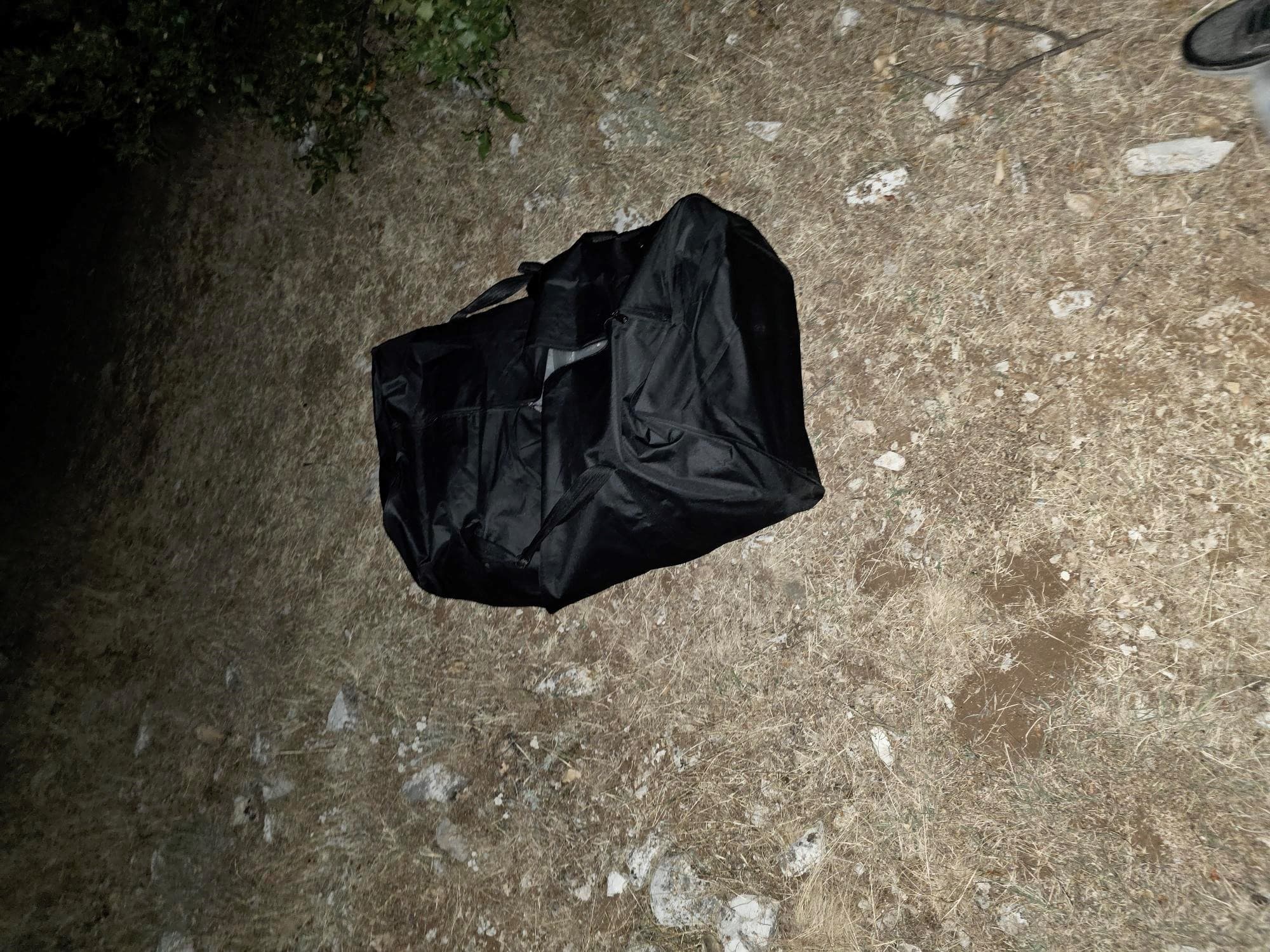I armatosur dhe i dyshimtë, sfidon policinë në kufi dhe ikën kah mali drejt Shqipërisë