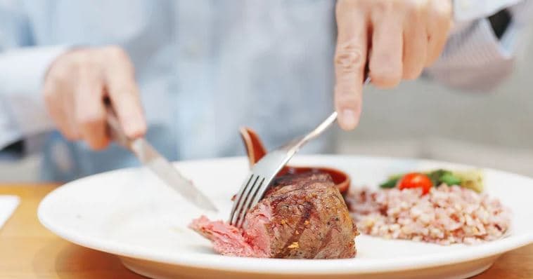 Çfarë i ndodh trupit kur konsumoni shumë mish?