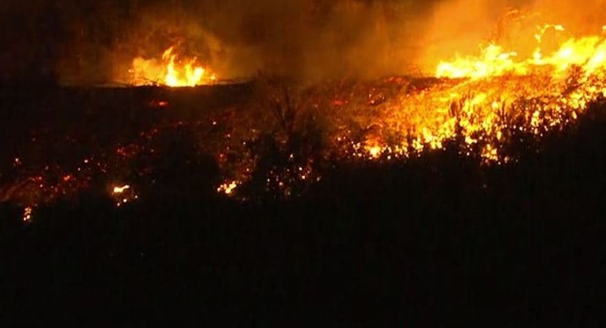 Ndizen kodrat rreth Tiranës, zjarret i afrohen zonave rezidenciale, rrezikohen banorët