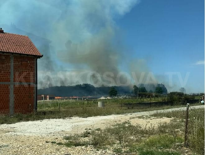 Zjarr në Torinë të Lipjanit, po digjet një shtëpi