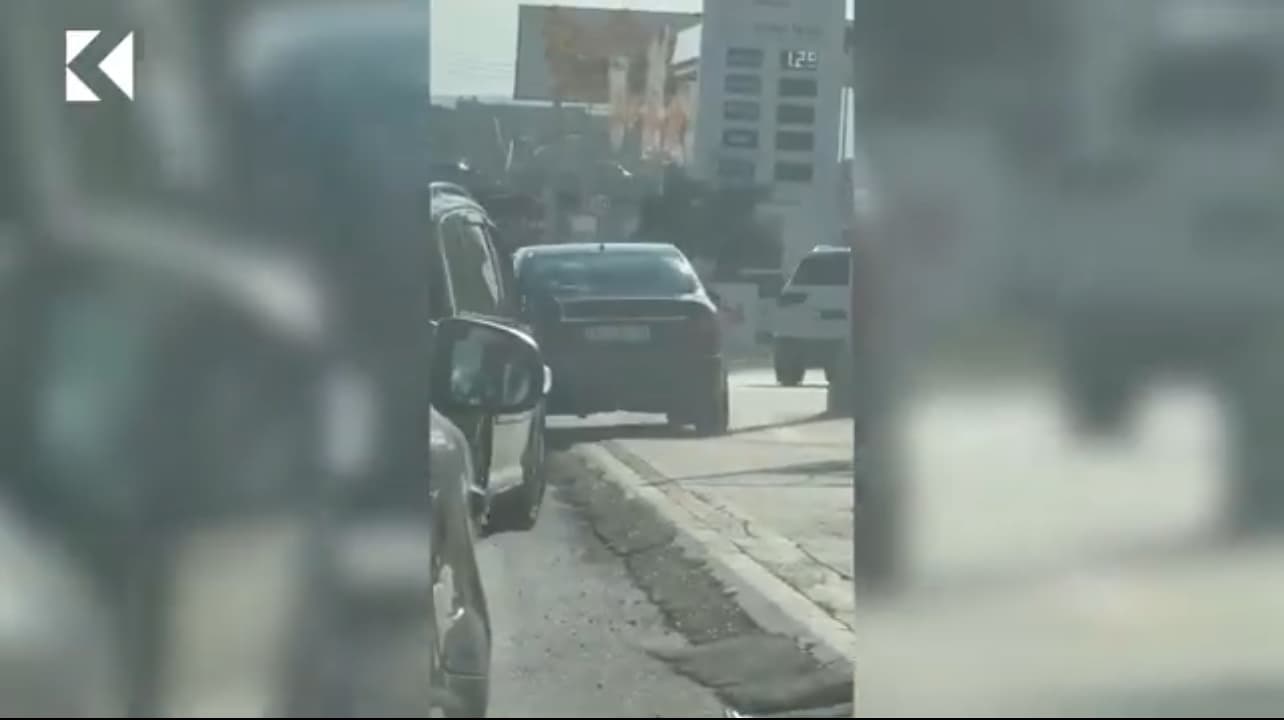 Vetura përdor trotuarin si rrugë alternative për t’i ikur kolonës, rrezikon këmbësorët