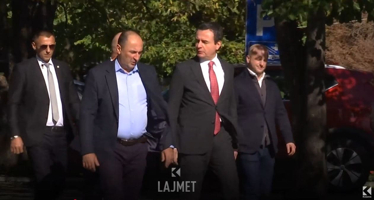 Çarja e Vetëvendosjes: “Pararoja” dhe UÇK-isti Aliu ik nga Kurti (VIDEO)