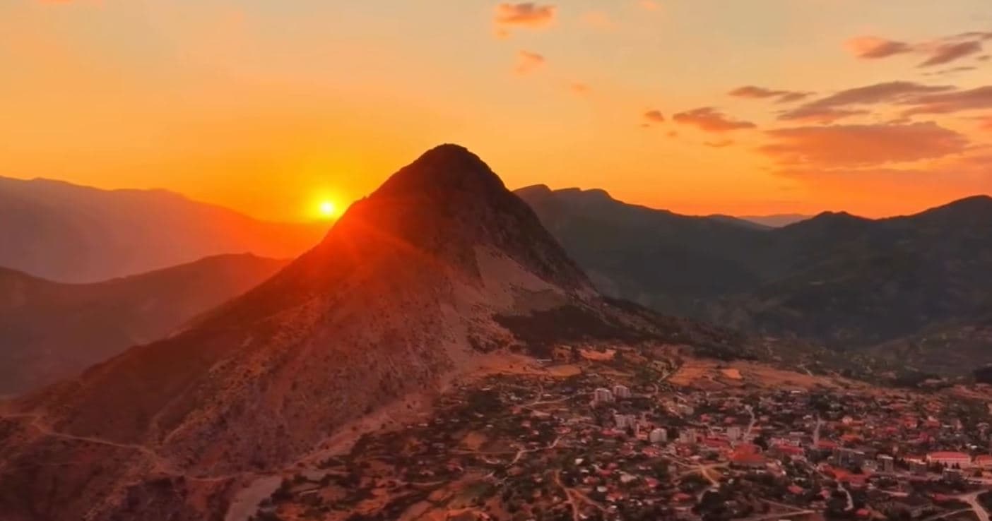 Rama ndan pamje nga perëndimi i diellit në Leskovik