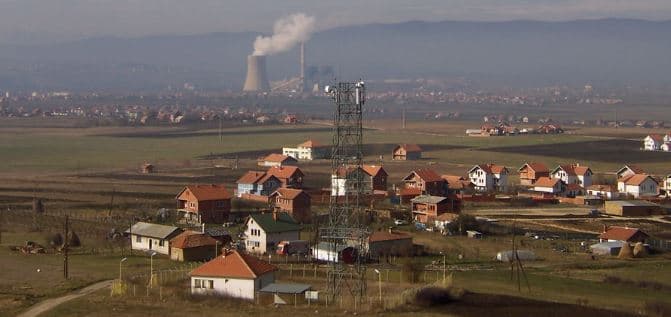 Gruaja në Obiliq sulmon familjarët, dëmton edhe orenditë e shtëpisë