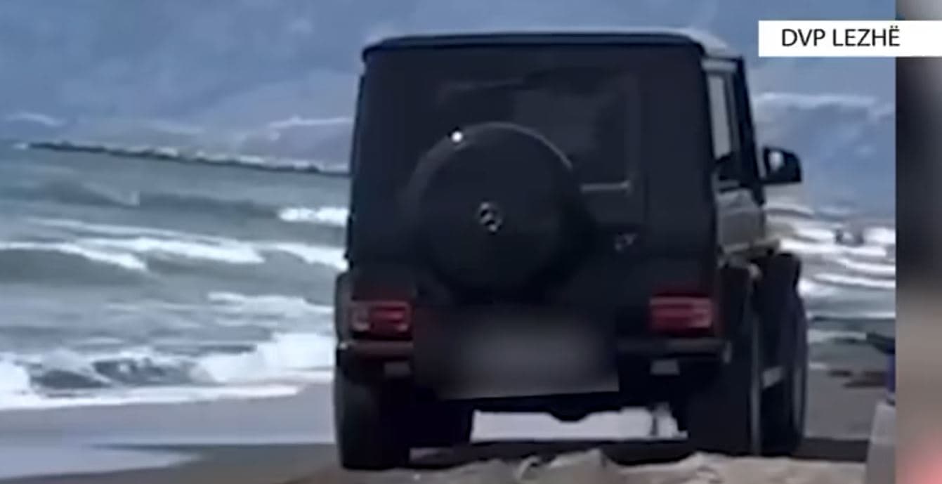 U fut me “G-Class” në plazh, gjobitet shoferi 23-vjeçar në Lezhë (VIDEO)
