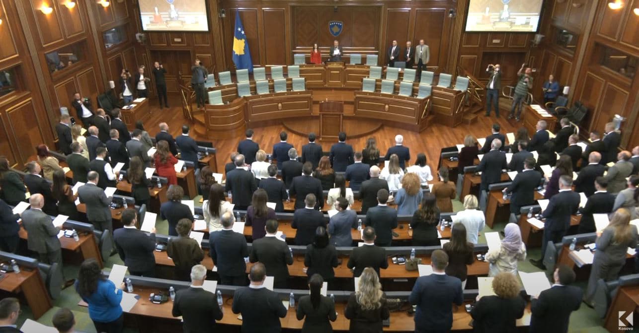 Mungesat në parlament: Cilët deputetë “refuzuan” seancat “Haxhiu” (VIDEO)