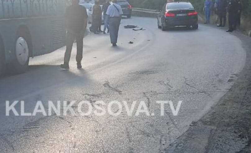 Kamioni godet autobusin pranë Liqenit të Badocit 