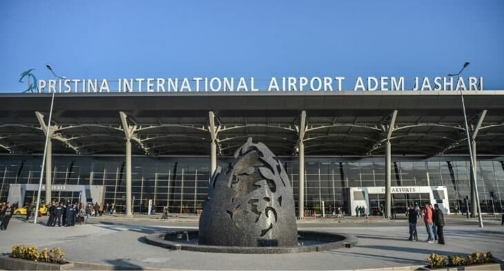 Rrihen mes vete dy persona në aeroportin “Adem Jashari”, njëri përfundon në mbajtje