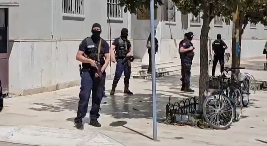 Qëlluan me armë ndaj policisë, Gjykata e Durrësit jep masën e sigurisë për dy të dyshuarit