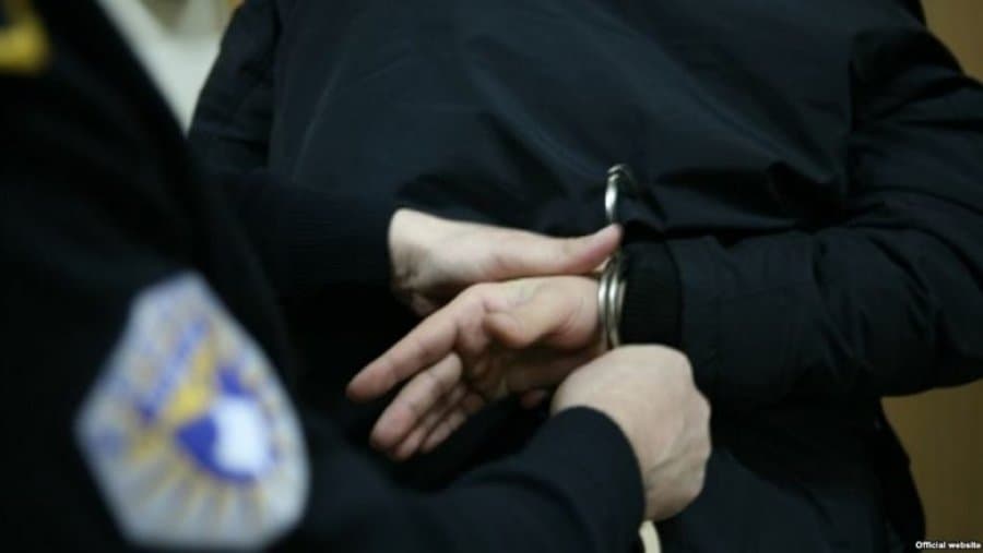 Arrestohet në Fushë-Kosovë një person i dënuar për vjedhje të rëndë dhe dëmtim të pasurisë