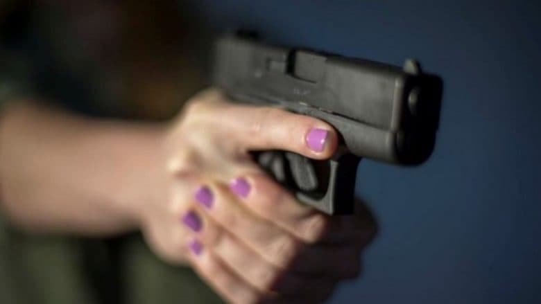 Publikoi video duke shtënë me armë, arrestohet një grua në Lipjan  