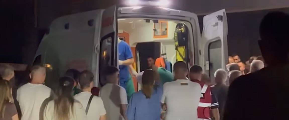 U plagos me thikë, 27-vjeçari nga Korça transportohet drejt Spitalit të Traumës në Tiranë