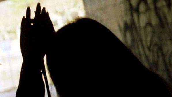 Babai denoncon në polici të dyshuarin për dhunë ndaj vajzës së tij në Drenas