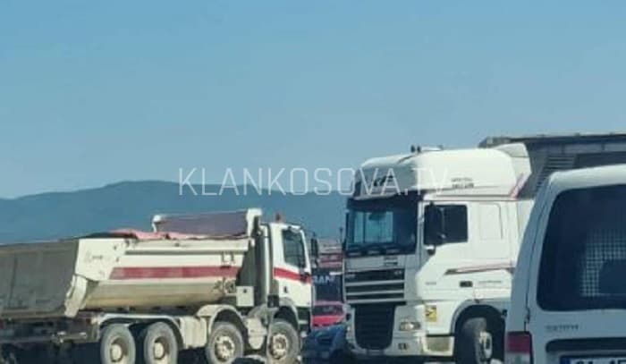 Aksident mes një kamioni dhe veturës në magjistralen Prishtinë-Ferizaj