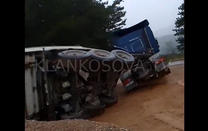 Rrokulliset një kamion në Shtime, dyshohet nga erërat e forta (VIDEO)