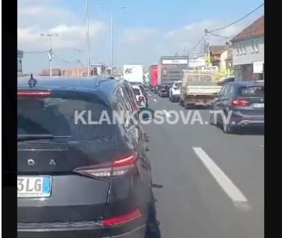 Kolona të gjata në magjistralen Sllatinë-Fushë Kosovë