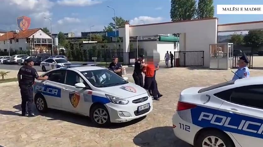 Babai me dy djemtë e bëjnë për spital dhëndrin në Malësi të Madhe