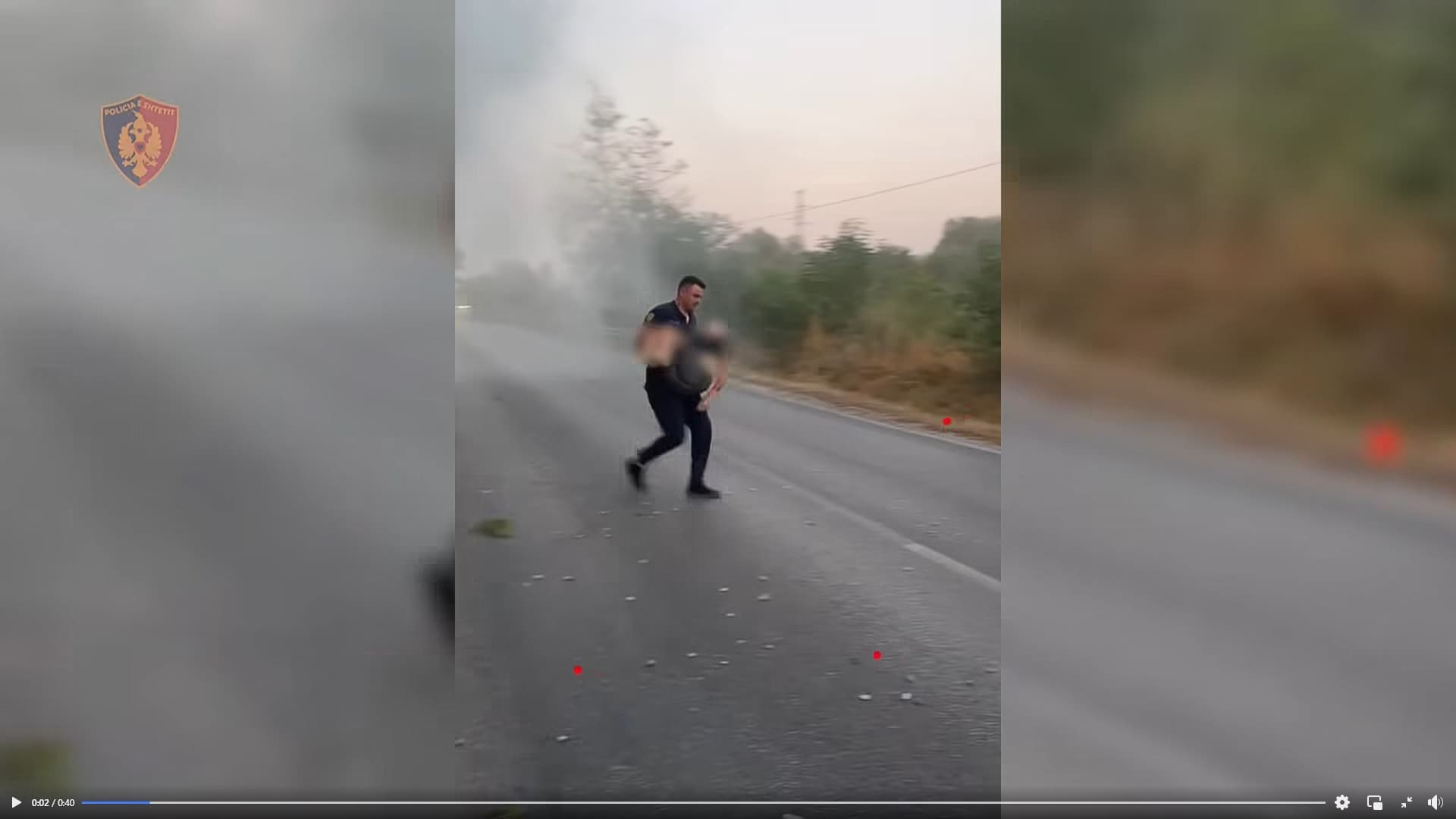 Nderohet polici që ndihmoi të plagosurit në aksidentin e rëndë në rrugën Levan-Fier (VIDEO)