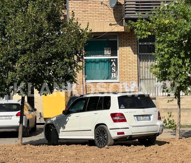 Prizren: Vetura me targa të huaja parkohet mbi barin e sapombjellë nga Komuna